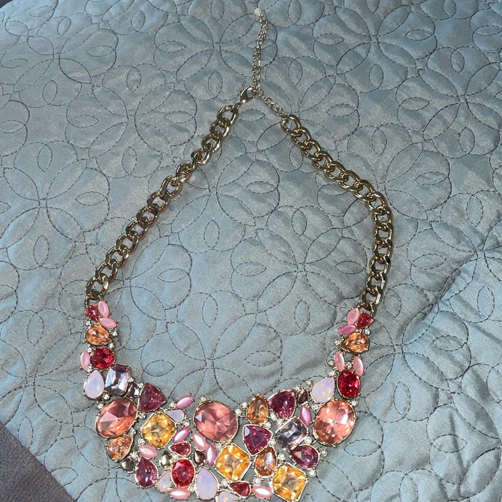 A nice chain with gold tone to wear with basic, casual